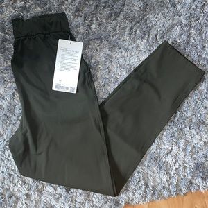 NWT keep moving pant